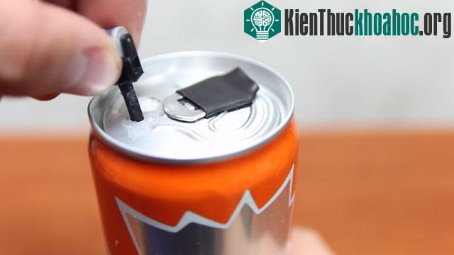 Và nhét nó vào lỗ khoan nhỏ còn lại trên lon nước.