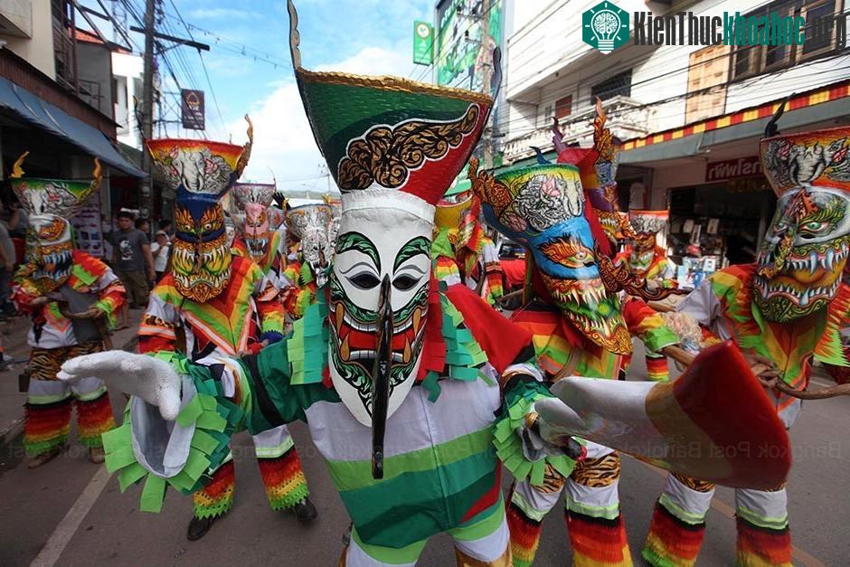 Người tham gia lễ hội thường mặc trang phục như ma quỷ và đeo mặt nạ.
