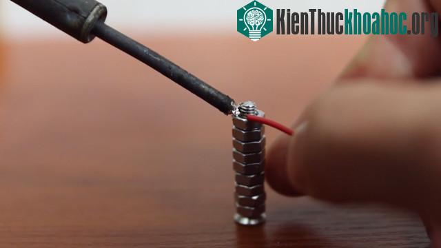 Tiến hành hàn đầu dây điện còn lại vào phần cuối của con bu-lông.