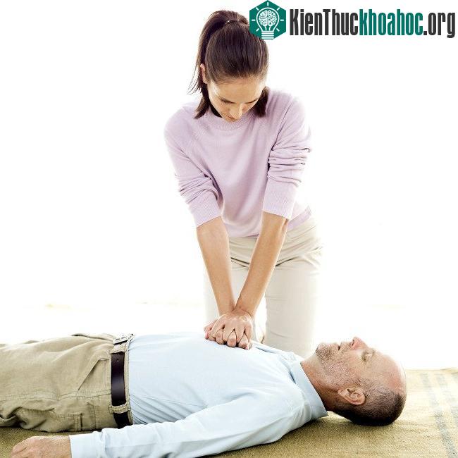 Bạn nên tiến hành cấp cứu bằng phương pháp bóp tim ngoài lồng ngực. (Ảnh: occupationalfirstaid).