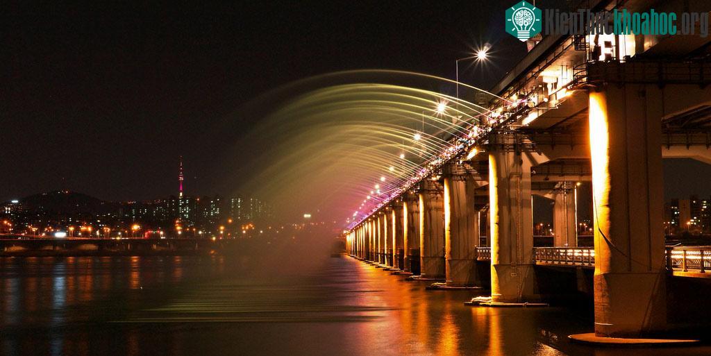 Cầu Banpo qua sông Hàn ở Seoul.