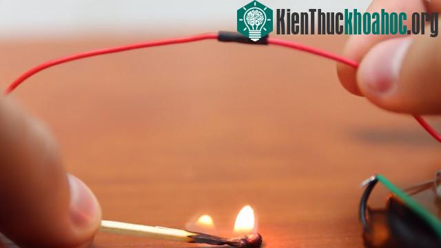 Công việc tiếp theo bạn cần làm là sử dụng ống dây điện dẽo để che đi những vị trí hàn nối giữa 2 đầu dây điện.