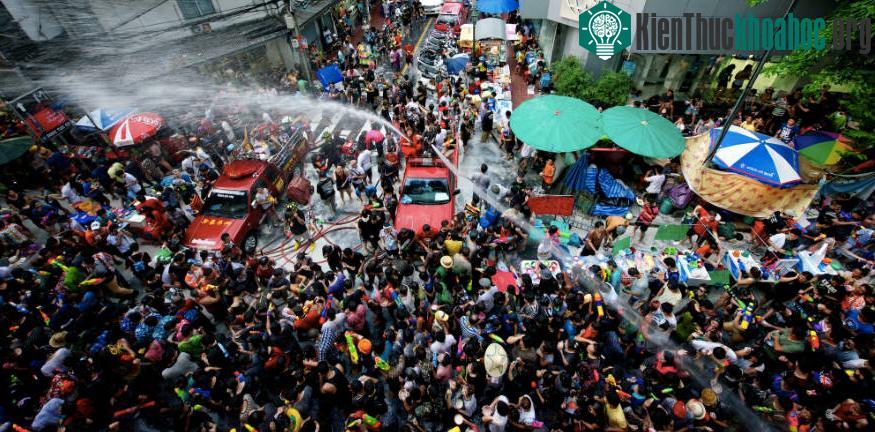 Songkran là một trong những lễ hội té nước lớn nhất thế giới, diễn ra vào tháng 4 - tháng nóng nhất ở Thái Lan. Đây cũng là thời điểm lau dọn nhà cửa ...