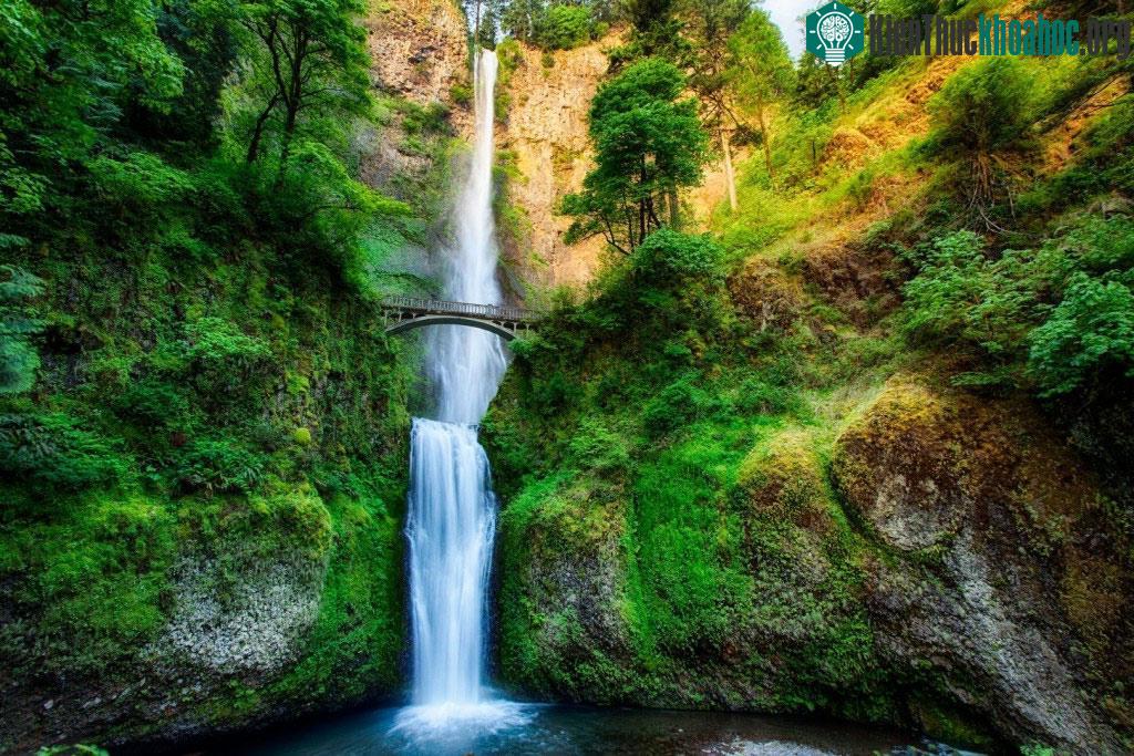 Cầu qua thác Multnomah ở Oregon, Mỹ.