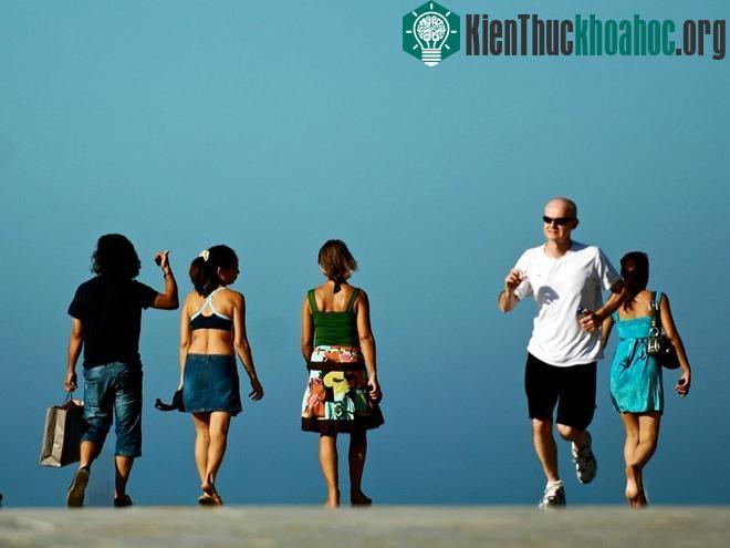 Đi giật lùi bị cho là đem lại xui xẻo ở Italy và Bồ Đào Nha. T