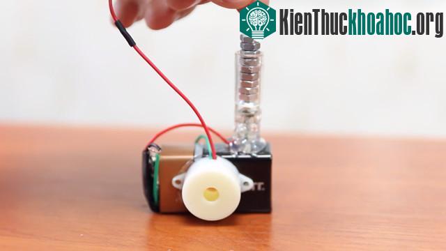 Khi đã xong, bạn hãy thả bu-lông dài vào bên trong của nắp bút bi.