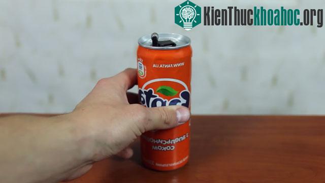 Khi cần tắt lửa, bạn chỉ việc gạt van mở nắp lon sang lỗ bông gòn là xong.