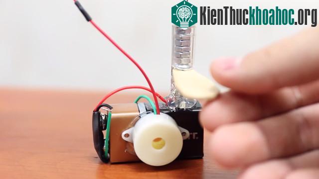 Để ngắt kết nối của mạch điện truyền dẫn của thiết bị, bạn hãy dùng một miếng gỗ hoặc bìa cứng và đặt vào đường rảnh ở nắp bút bi mà ta đã tạo ở những...