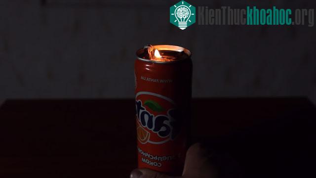 Một điều khá tiện lợi là ngoài dùng để mồi lửa, bạn còn có thể dùng tác phẩm này để làm đèn thắp sáng khi mất điện hoặc khi phượt vào ban đêm cũng rất...