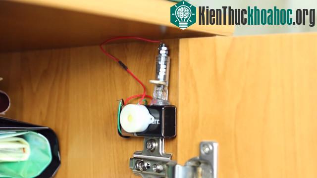 Tiếp theo bạn hãy đặt "thiết bị" của mình vào một gốc bàn hoặc vị trí nào mình muốn. Sau đó dùng keo silicon để cố định nó lại.