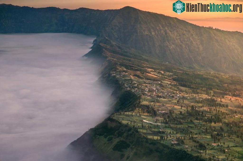 Ánh sáng buổi sớm ở Cemoro Lawang, Indonesia.