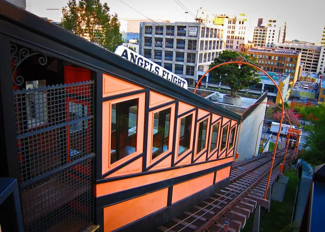Để đi lên đỉnh ngọn đồi Bunker, người dân cũng như du khách tại thành phố Los Angeles thường sử dụng tuyến đường sắt leo núi Angel's Flight, hoặc ít n...