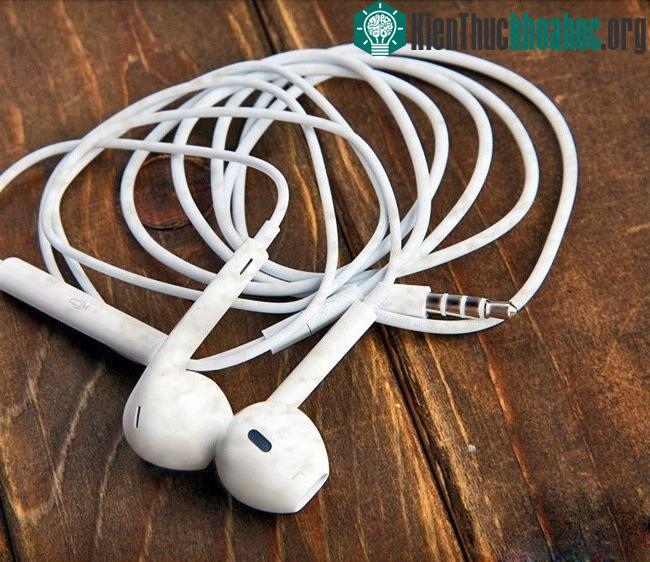 Các bụi bẩn trên dây tai nghe có thể được loại bỏ bằng cục tẩy.