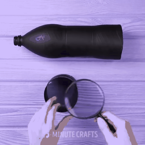 Cố định phần kính lúp có đường kính bằng với đường kính chai bằng băng dính màu đen