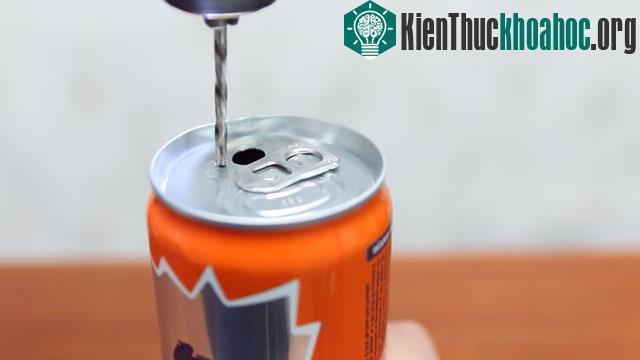 Tiếp tục khoan thêm 1 lỗ nhỏ ở phía dưới. Sau đó trút hoặc hút hết nước bên trong ra và để ráo.