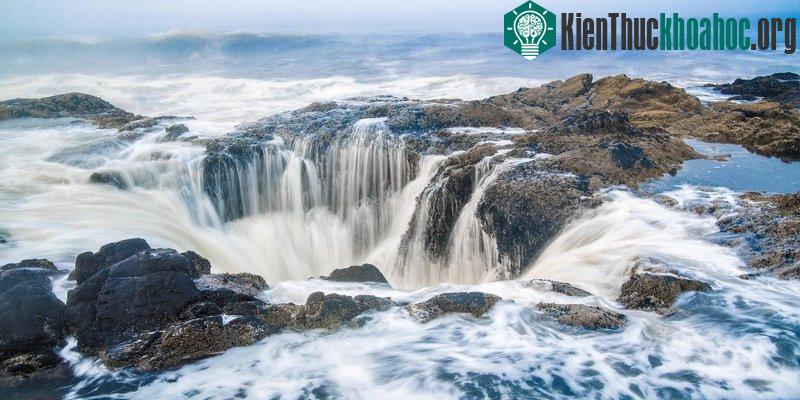 Khi thủy triều lên cao, sóng tràn vào và lấp đầy hố cho tới khi trào ra ngoài hoặc bắn lên tung tóe.