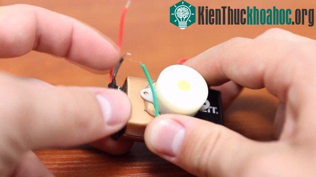 Sau đó bạn hãy nói dây điện của còi với dây điện của phần kết nối đầu pin.