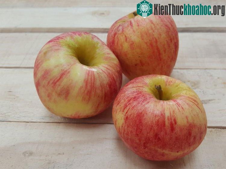 Táo chứa nhiều vitamin C và chất xơ.