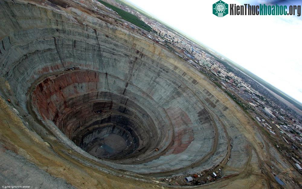 Khoảng không phía trên khu mỏ bị phong tỏa do lo ngại vùng khí xoáy do nó gây ra có thể hút trực thăng xuống dưới.