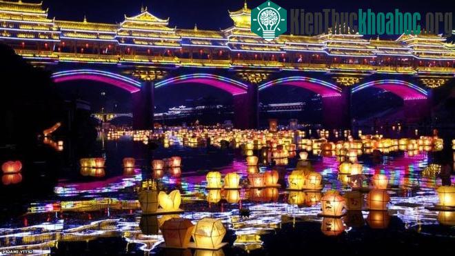 Người Trung Quốc sẽ thả đèn lồng xuống các con sông như để dẫn đường cho hồn ma trở về cõi âm.