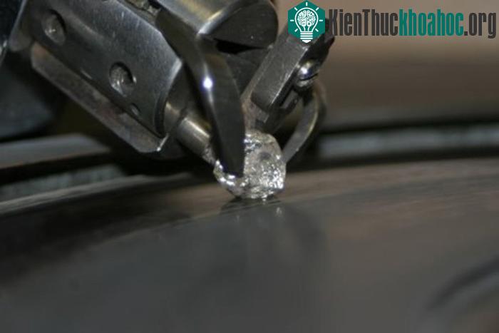 Một viên kim cương thô được tạo thành bằng kỹ thuật CVD.
