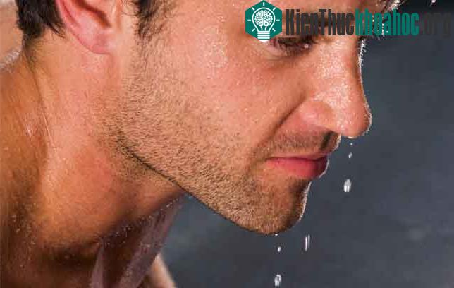 Mồ hôi còn tiết ra vào những thời điểm chúng ta cảm thấy sợ hãi, xấu hổ, lo lắng...