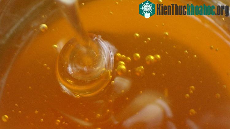 Mật ong thường được coi là một loại thực phẩm hơn là đường.