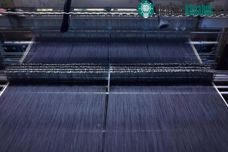 Quá trình dệt thành vải denim.
