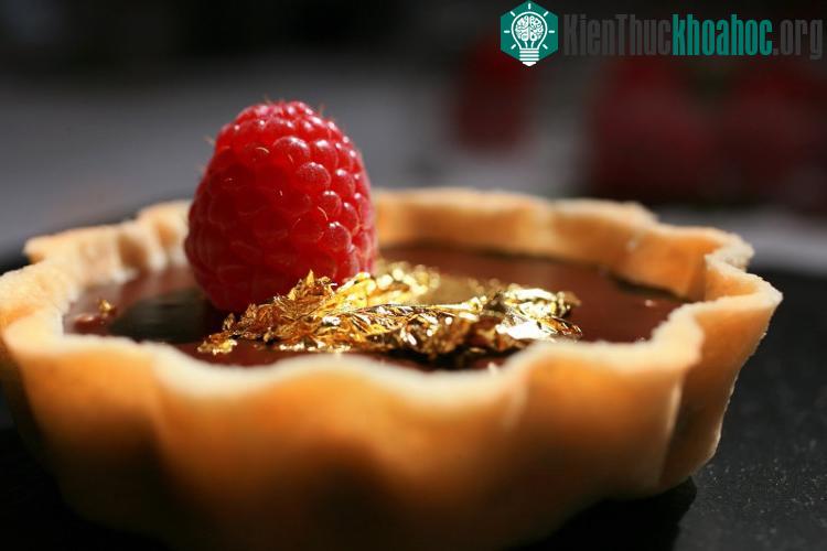 Một miếng bánh trị giá tới 70 USD (hơn 1,5 triệu đồng) chỉ nhờ những lá vàng 24k rắc phía trên.