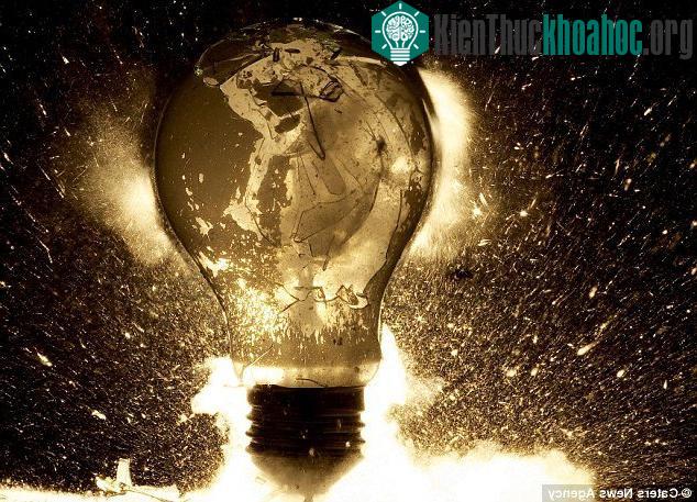Đừng bao giờ thay bóng đèn hoặc bật đèn khi tay ướt.