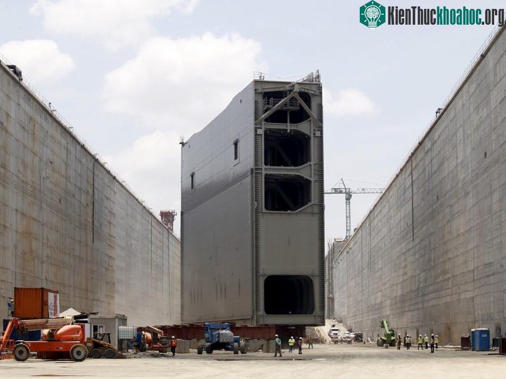 Phần mới mở rộng của kênh đào Panama được khai trương đầu tháng 6, 102 năm sau khi kênh đào gốc mở cửa. Dự án tăng gấp 3 sức hoạt động của con kênh này tiêu tốn 5,4 tỷ USD, với sự góp sức của 40.00...