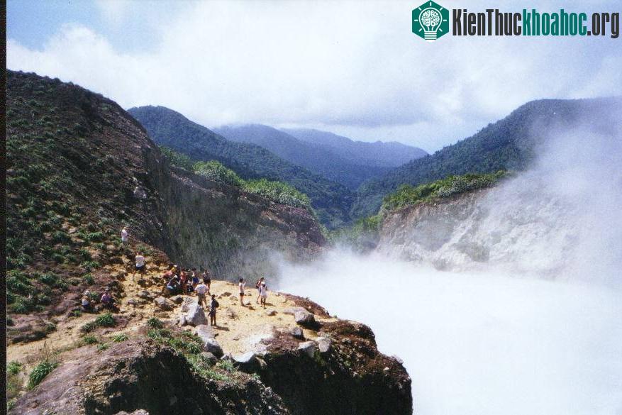 Hồ Sôi, Dominica: Chỉ là suối nước nóng tự nhiên lớn thứ hai thế giới, nhưng hồ Sôi của Dominica có nhiệt độ cao nhất. Nằm ở thung lũng Desolation, nước hồ Sôi đạt 82-92 độ C. (Ảnh: Rumshopryan).