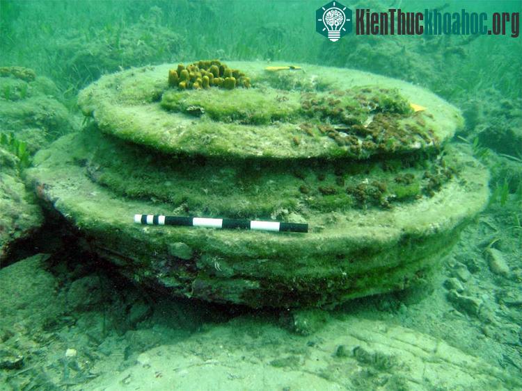 Đá lót đường và cột là kết quả do khí rò rỉ ở các đứt gãy ngay bên dưới đáy biển.
