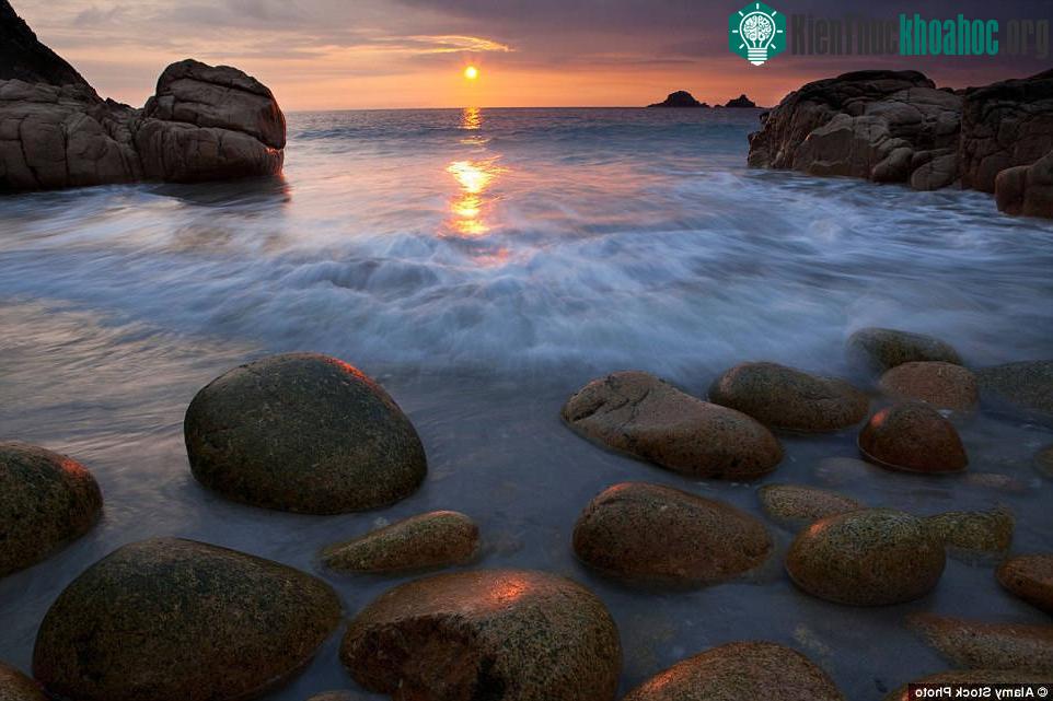 Những khối đá khổng lồ giống trứng khủng long nằm ở bờ biển Porth Nanven, Cornwall, Anh