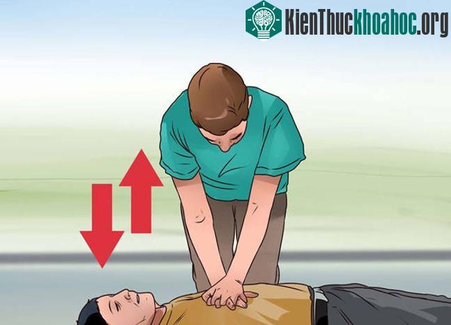 Hãy ngắt cầu dao điện trước khi đưa nạn nhân ra nơi khô ráo để tiến hành các bước sơ cứu