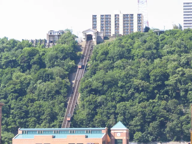 Vận hành cách Dequesne Incline chỉ vài kilomet, Monongahela Incline là tuyến đường sắt leo núi cũ nhất mà vẫn còn hoạt động tại Mỹ.