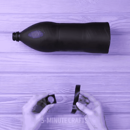 Cố định phần mắt kính viễn nhỏ vào phần miệng chai.