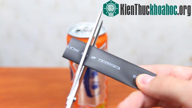 Lấy đoạn ống cao-su ra và dùng kéo cắt 1 đoạn ngắn.
