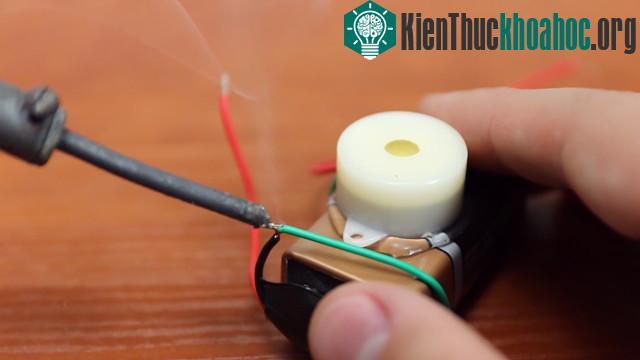 Và dùng mỏ hàn chì để kết dính 2 đầu tiếp xúc của dây điện lại với nhau.