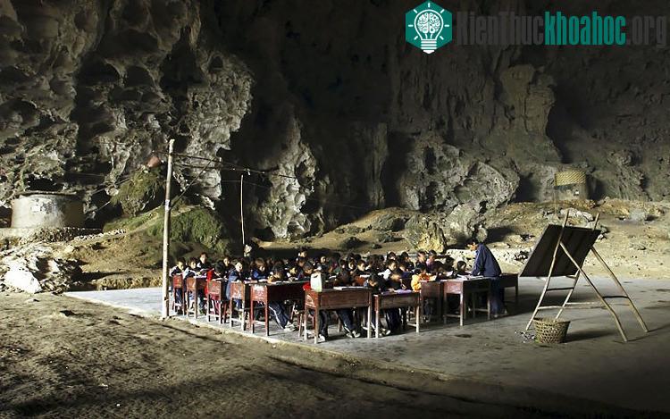 Trước đây những đứa trẻ được học tại làng nhưng lớp học đã bị chính phủ đóng cửa từ năm 2011.