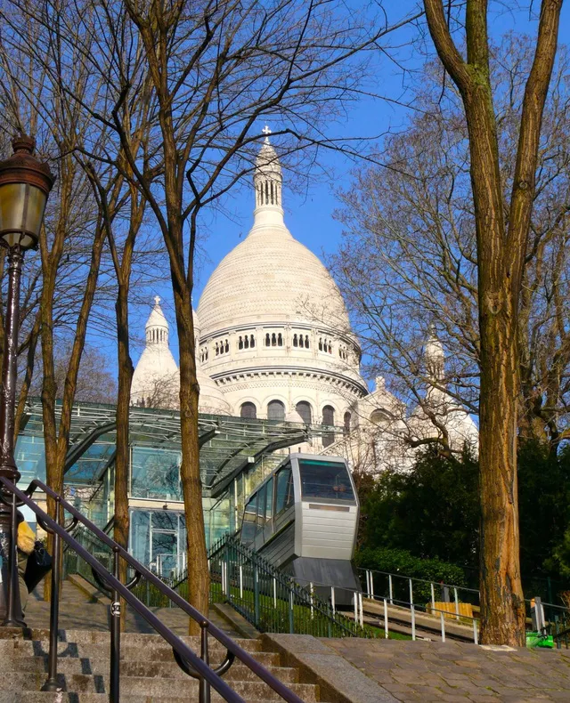 Đó chính là lý do tuyến đường sắt leo núi Montmartre Funicular được xây dựng vào năm 1900.