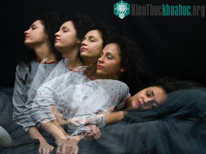 Khi một người mộng du, bộ phận não tạo ra các hành vi phức tạp vẫn làm việc.