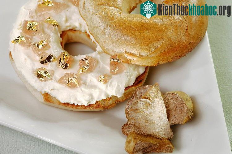 Chiếc bánh mỳ vòng phủ lớp kem hảo hạng. Nhưng kèm theo những lá vàng đã khiến giá trị chiếc bánh lên tới 1.000 USD/chiếc - tương đương hơn 22 triệu đồng.