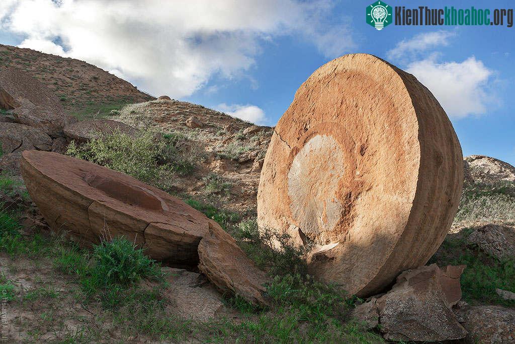 Nhiều tảng bị cắt đôi một cách tinh tế như thể đã được ai đó gọt giũa cẩn thận.