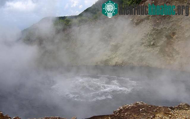 Đó mới chỉ là độ nóng của phần nước ven bờ, chưa ai ra được trung tâm hồ để đo nhiệt độ. Hiện tượng độc đáo này là nhờ các túi núi lửa trong khu vực. (Ảnh: Gopixpic).