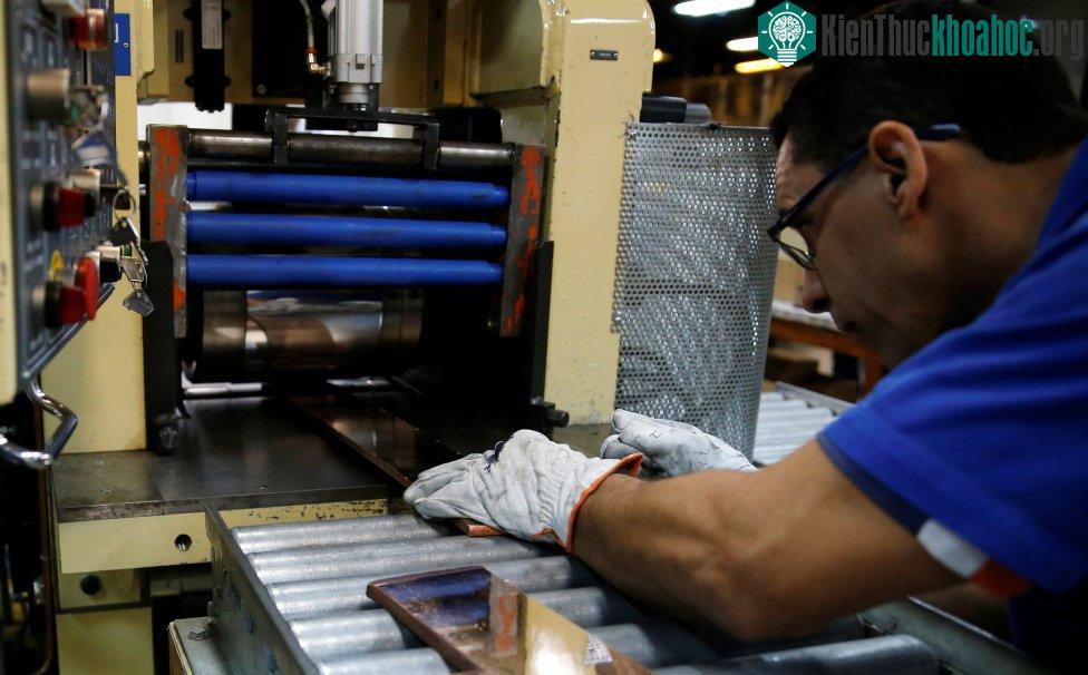 Nguyên liệu đang được đưa vào máy cắt để tạo khuôn.
