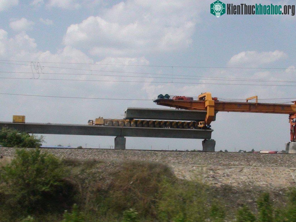 Đường sắt cao tốc Cáp Nhĩ Tân - Đại Liên (14 tỷ USD): Đây là đường sắt cao tốc trên núi đầu tiên của thế giới có thể hoạt động ở độ cao lớn và nhiệt độ thấp.