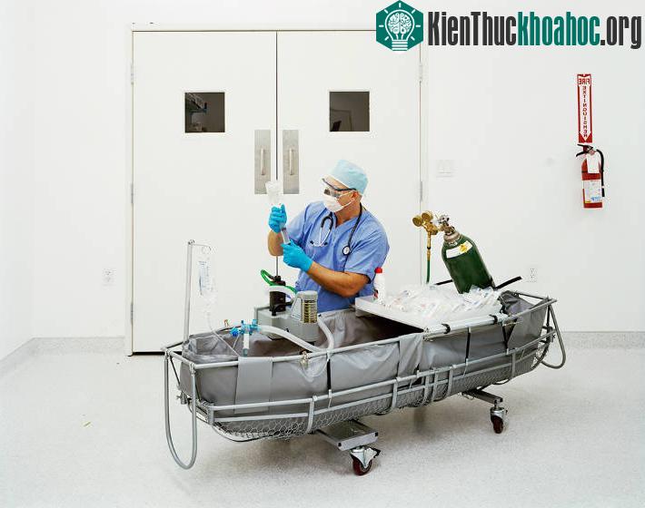 Bác sĩ Aaron Drake chuẩn bị các loại thuốc ổn định sử dụng trong giai đoạn đầu của quá trình bảo quản đông lạnh ở viện Alcor vào tháng 8/2009.