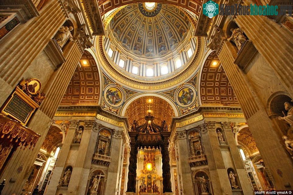 4. Nhà tờ St. Peter, Vatican: Bất cứ ai đến Rome đều không nên bỏ lỡ cơ hội ghé thăm St. Peter - nhà thờ quan trọng nhất của Thiên chúa giáo, nằm tại Vatican. Với nội thất lộng lẫy thời Phục Hưng, ...