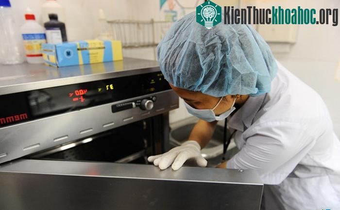 Tinh trùng nhanh chóng được đặt trong tủ ấm để mẫu ly giải, thông thường khoảng 30 phút.